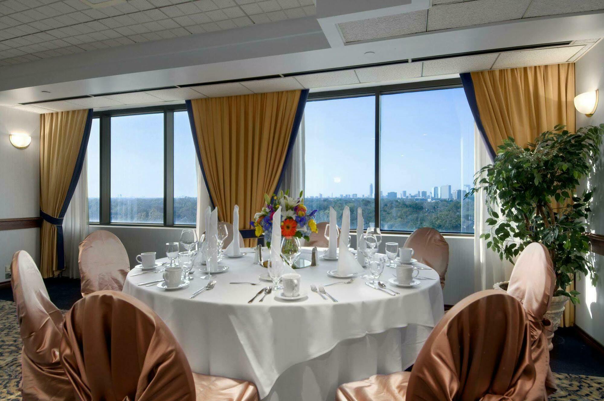 Hilton Houston Plaza/Medical Center Hotel Restaurant photo